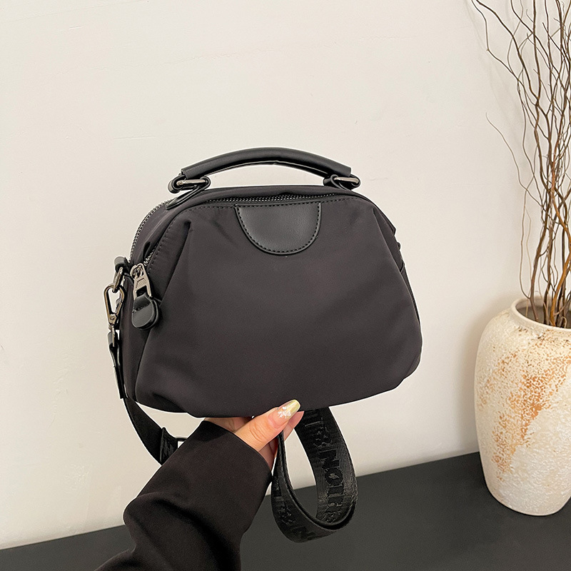 Ženska crossbody torba od Oxford platna, lagana s velikim kapacitetom, višeslojna unutarnja organizacija, zatvara se zipom, unutarnji džepovi za telefon, ID i džep na zip, jedna naramenica