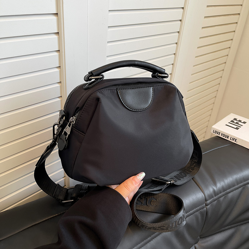 Ženska crossbody torba od Oxford platna, lagana s velikim kapacitetom, višeslojna unutarnja organizacija, zatvara se zipom, unutarnji džepovi za telefon, ID i džep na zip, jedna naramenica