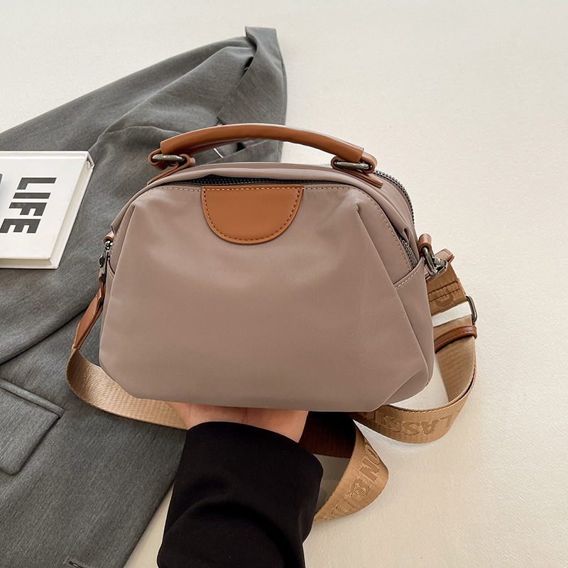 Ženska crossbody torba od Oxford platna, lagana s velikim kapacitetom, višeslojna unutarnja organizacija, zatvara se zipom, unutarnji džepovi za telefon, ID i džep na zip, jedna naramenica