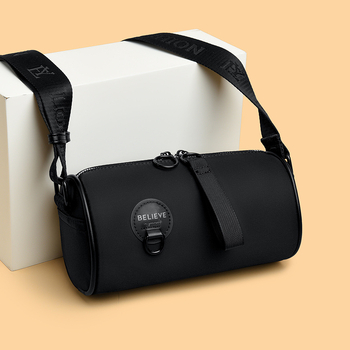 Ženska crossbody torba, vodootporan Oxford materijal, jastučasto oblikovana, zatvaranje zatvaračem, podstava od poliestra (unutarnja organizacija: džep za kartice i pretinac sa zatvaračem)