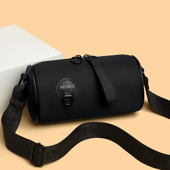Ženska crossbody torba, vodootporan Oxford materijal, jastučasto oblikovana, zatvaranje zatvaračem, podstava od poliestra (unutarnja organizacija: džep za kartice i pretinac sa zatvaračem)