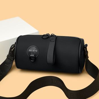 Ženska crossbody torba, vodootporan Oxford materijal, jastučasto oblikovana, zatvaranje zatvaračem, podstava od poliestra (unutarnja organizacija: džep za kartice i pretinac sa zatvaračem)
