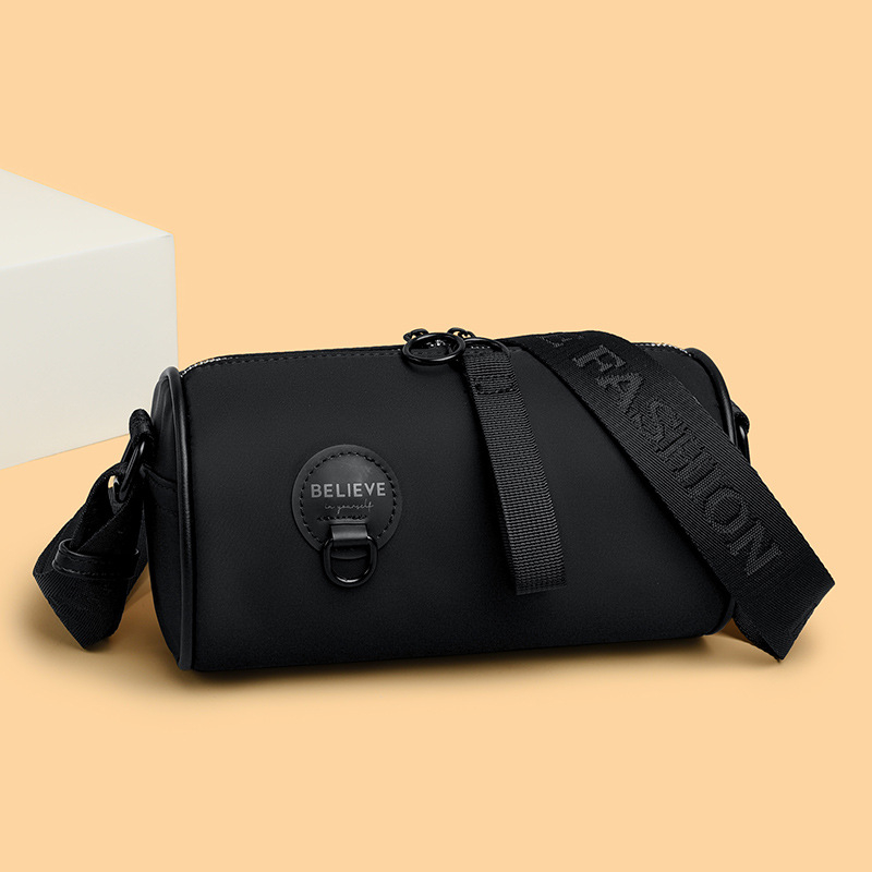 Ženska crossbody torba, vodootporan Oxford materijal, jastučasto oblikovana, zatvaranje zatvaračem, podstava od poliestra (unutarnja organizacija: džep za kartice i pretinac sa zatvaračem)