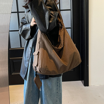 Crossbody Tote torba, lagana tkanina, zatvaranje na zip, poliester podstava, unutarnja džep sa zipom i džep za telefon, jedna naramenica, za svakodnevnu upotrebu