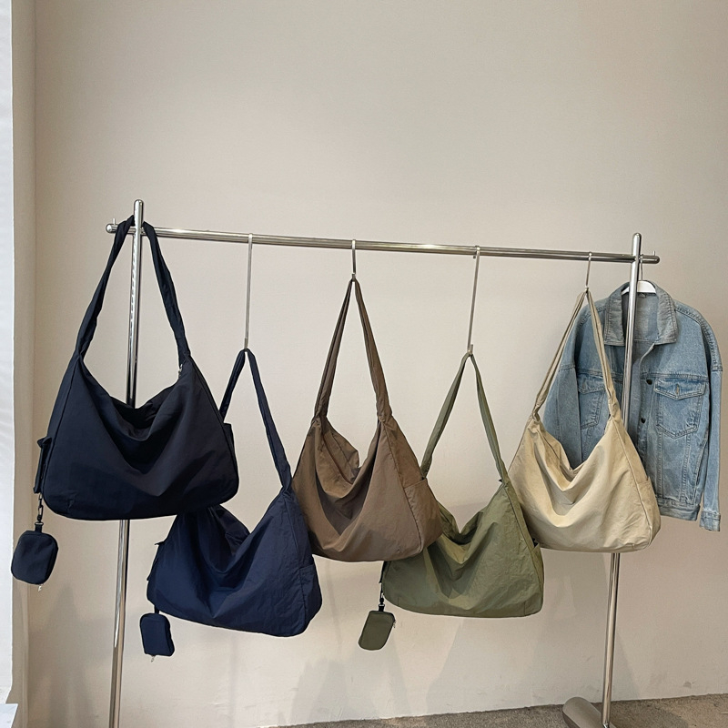 Crossbody Tote torba, lagana tkanina, zatvaranje na zip, poliester podstava, unutarnja džep sa zipom i džep za telefon, jedna naramenica, za svakodnevnu upotrebu