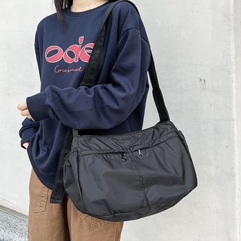 Keresztpántos bucket táska cipzárral, Oxford anyagból, poliészter béléssel, egy vállpánttal és belső zsejtekkel