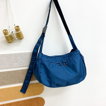 Keresztpántos bucket táska cipzárral, Oxford anyagból, poliészter béléssel, egy vállpánttal és belső zsejtekkel