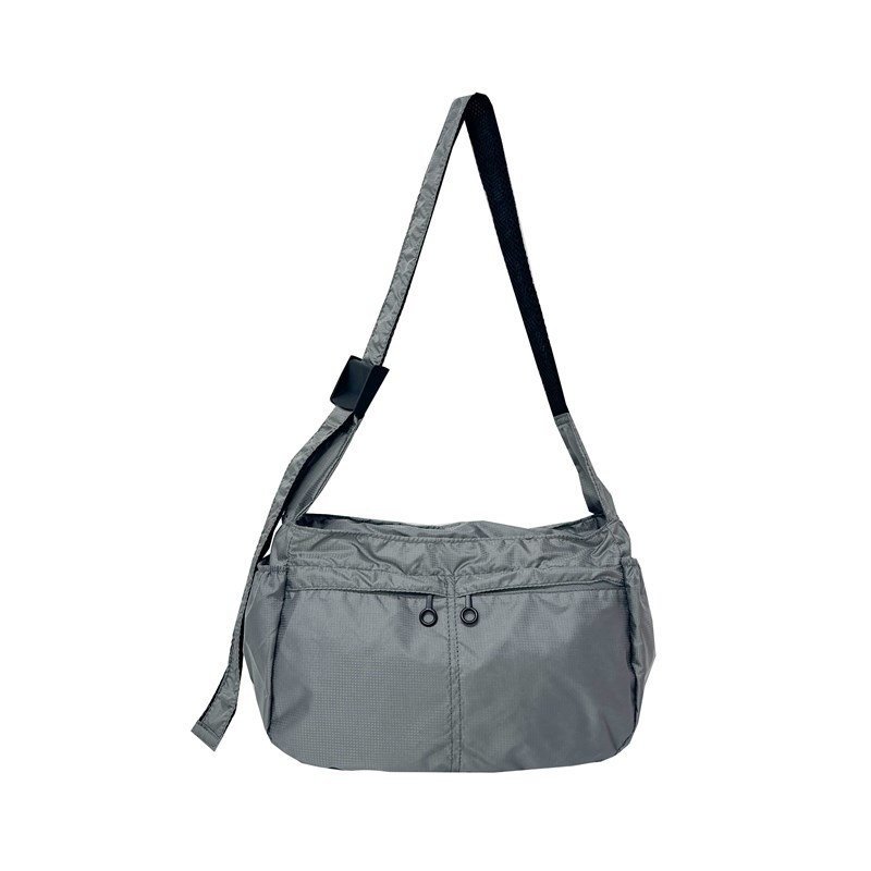 Keresztpántos bucket táska cipzárral, Oxford anyagból, poliészter béléssel, egy vállpánttal és belső zsejtekkel