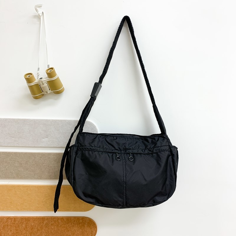 Keresztpántos bucket táska cipzárral, Oxford anyagból, poliészter béléssel, egy vállpánttal és belső zsejtekkel