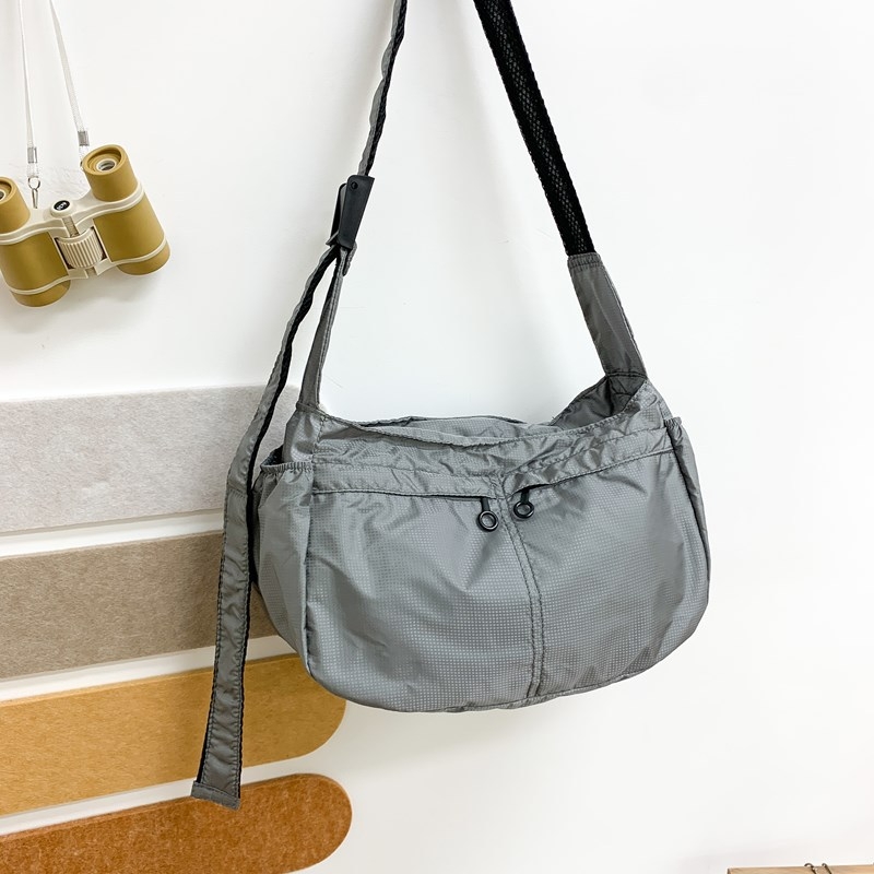 Keresztpántos bucket táska cipzárral, Oxford anyagból, poliészter béléssel, egy vállpánttal és belső zsejtekkel