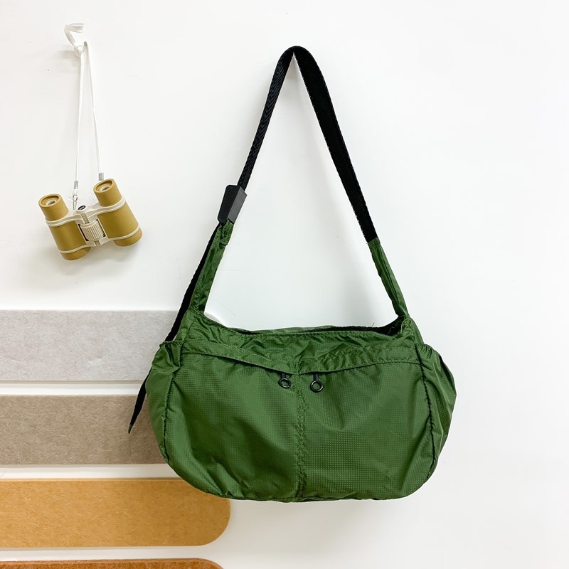 Keresztpántos bucket táska cipzárral, Oxford anyagból, poliészter béléssel, egy vállpánttal és belső zsejtekkel