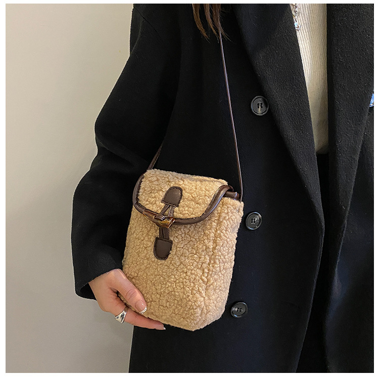Velurova crossbody torbica s vertikalnim kvadratnim oblikom, kopča kukom, Oxford podstava