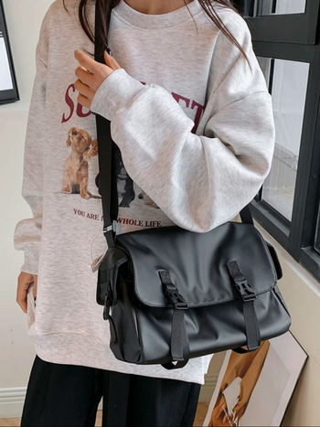 Geantă messenger din pânză Oxford, formă pătrată orizontală, închidere cu capac, căptușeală poliester, cu o curea