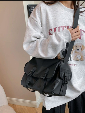 Geantă messenger din pânză Oxford, formă pătrată orizontală, închidere cu capac, căptușeală poliester, cu o curea