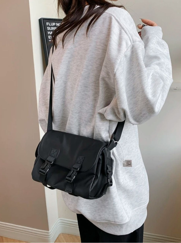 Geantă messenger din pânză Oxford, formă pătrată orizontală, închidere cu capac, căptușeală poliester, cu o curea