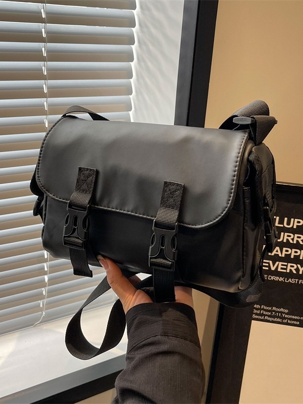 Geantă messenger din pânză Oxford, formă pătrată orizontală, închidere cu capac, căptușeală poliester, cu o curea