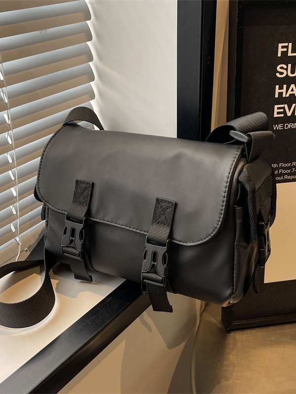 Geantă messenger din pânză Oxford, formă pătrată orizontală, închidere cu capac, căptușeală poliester, cu o curea