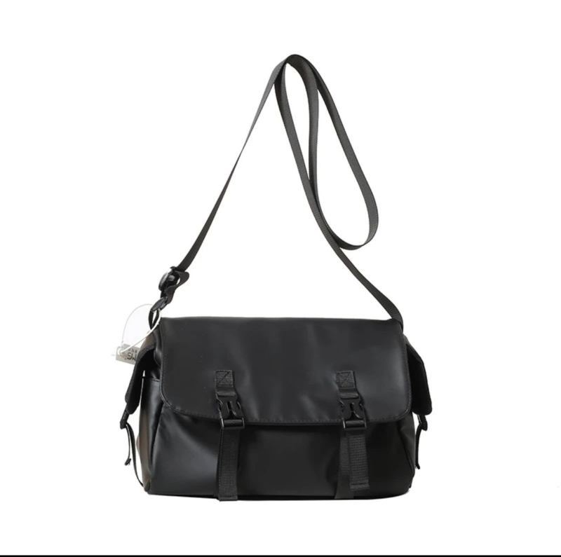 Geantă messenger din pânză Oxford, formă pătrată orizontală, închidere cu capac, căptușeală poliester, cu o curea