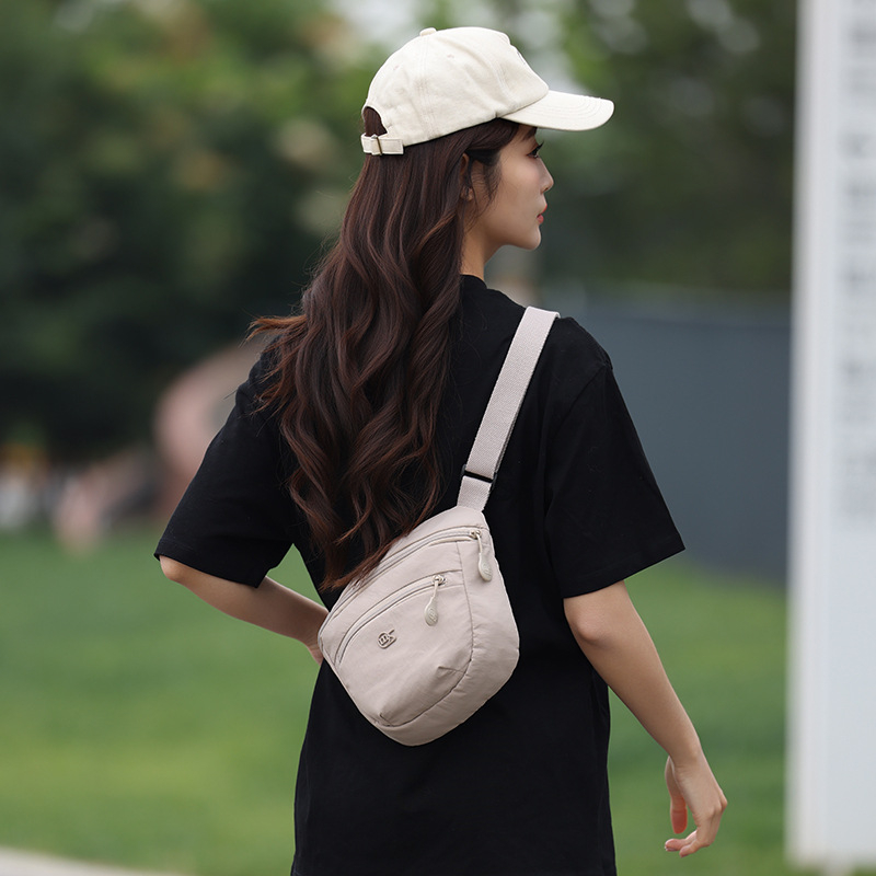 Crossbody torba, ultralagana, Oxford tkanina, horizontalni kvadratni oblik, zatvarač, unutarnji džep s džepom za telefon i džepom na zip, jedna naramenica, gradski stil