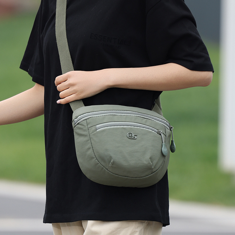 Crossbody torba, ultralagana, Oxford tkanina, horizontalni kvadratni oblik, zatvarač, unutarnji džep s džepom za telefon i džepom na zip, jedna naramenica, gradski stil