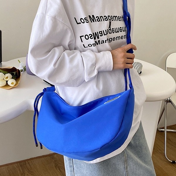 Crossbody torba u urbanom stilu dumpling oblika, Oxford platno, podstava od najlona, zatvarač, jedna naramenica, za svakodnevnu upotrebu