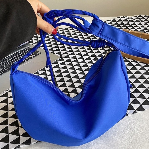 Crossbody torba u urbanom stilu dumpling oblika, Oxford platno, podstava od najlona, zatvarač, jedna naramenica, za svakodnevnu upotrebu