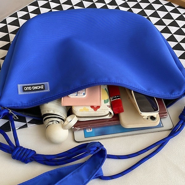 Crossbody torba u urbanom stilu dumpling oblika, Oxford platno, podstava od najlona, zatvarač, jedna naramenica, za svakodnevnu upotrebu