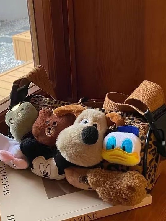 Geantă crossbody leopard print, în formă de baril, stil dumpling, din material Oxford, fermoar, buzunar pentru telefon