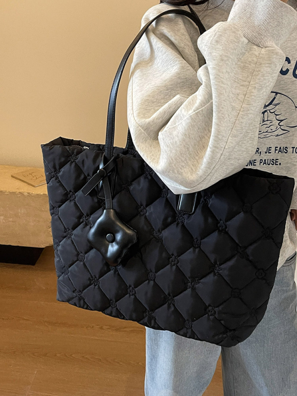 Torba tip vedro od Oxford tkanine, zatvaranje na zip, unutarnja džep na zip, podstava od poliestera i pamuka, stil Urban Simplicity