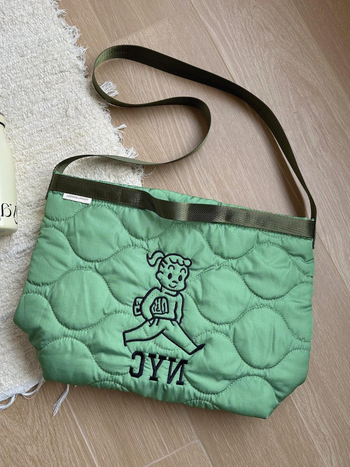 Geantă Tote brodată cu personaje de desene animate și quilt în formă de romb, exterior Oxford, închidere cu lacăt, buzunar interior pentru telefon — purtare duală (mână/umăr)