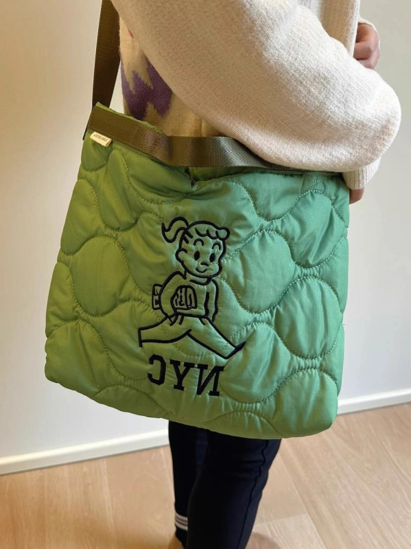 Geantă Tote brodată cu personaje de desene animate și quilt în formă de romb, exterior Oxford, închidere cu lacăt, buzunar interior pentru telefon — purtare duală (mână/umăr)