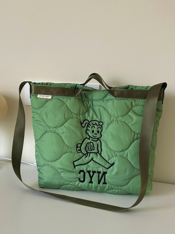 Geantă Tote brodată cu personaje de desene animate și quilt în formă de romb, exterior Oxford, închidere cu lacăt, buzunar interior pentru telefon — purtare duală (mână/umăr)