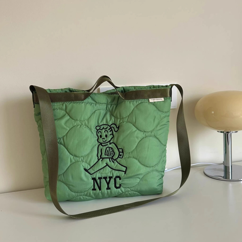 Geantă Tote brodată cu personaje de desene animate și quilt în formă de romb, exterior Oxford, închidere cu lacăt, buzunar interior pentru telefon — purtare duală (mână/umăr)