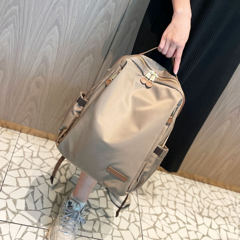 Ženski putni ruksak — Materijal Silk Flower, Unutarnja podstava od baršuna, Otvaranje s poklopcem, Mekan dizajn, Vanjska pretinica s patentnim zatvaračem, Unutarnji dodatni odjeljak, Za svakodnevnu uporabu