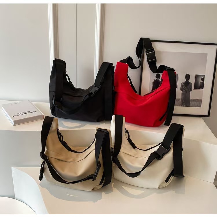 Kényelmes casual crossbody táska poliészterből, cipzáras nyitás, nejlon bélés