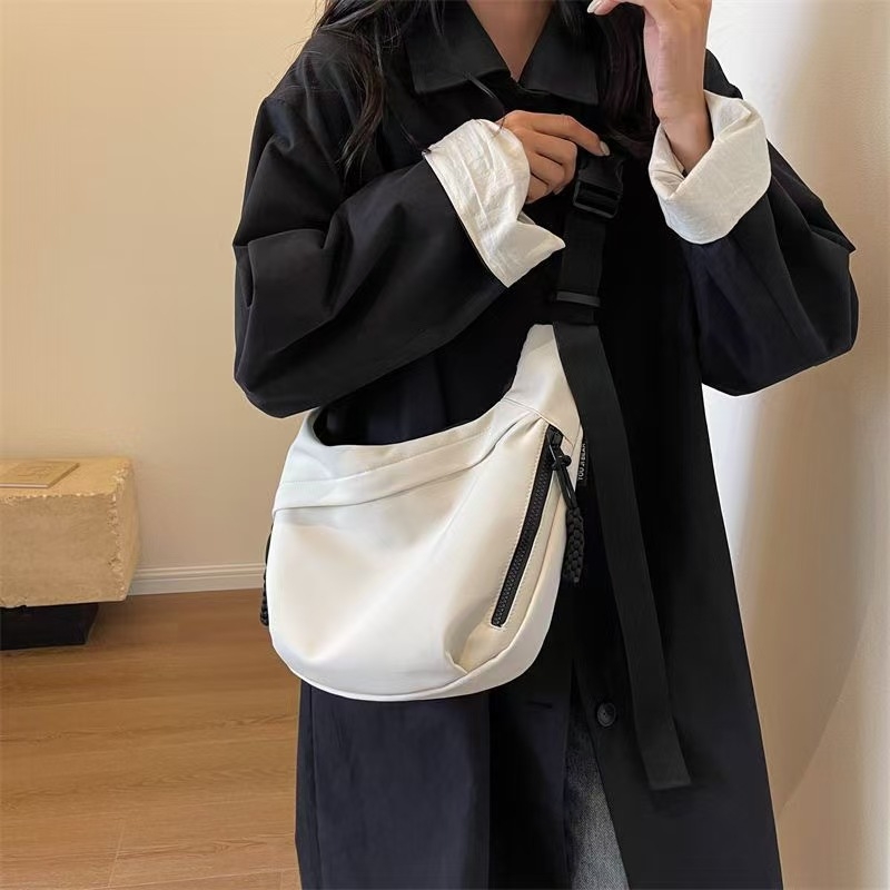 Kényelmes casual crossbody táska poliészterből, cipzáras nyitás, nejlon bélés