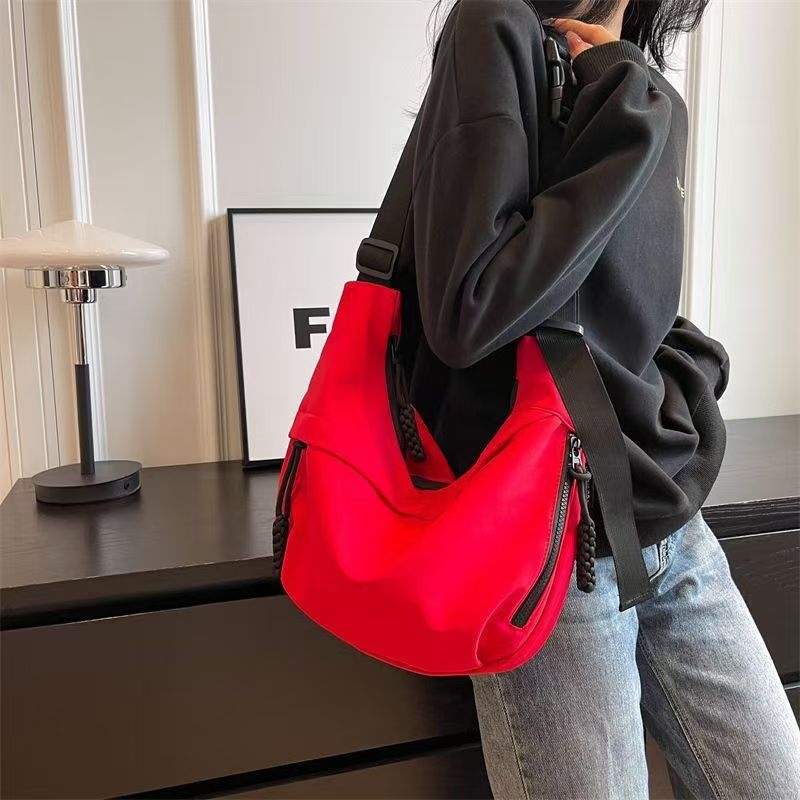 Kényelmes casual crossbody táska poliészterből, cipzáras nyitás, nejlon bélés