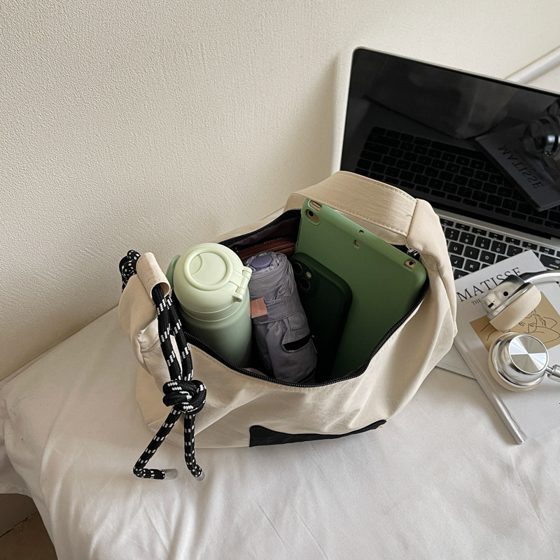 Ženska crossbody torba velike kapacitete za dnevnu i uredsku upotrebu; dumpling oblik, Oxford tkanina, zatvarač, poliester podstava, mekano tijelo, jedan remen
