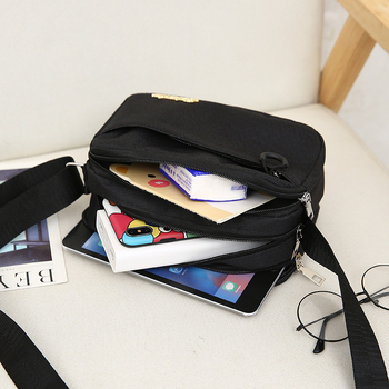 Ženska crossbody torba, kvadratnog oblika, Oxford plat, zatvarač, poliester podstava, jedna naramenica, urbani minimalistički stil