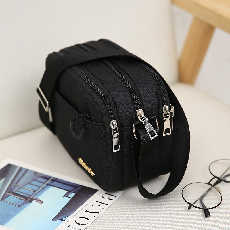 Ženska crossbody torba, kvadratnog oblika, Oxford plat, zatvarač, poliester podstava, jedna naramenica, urbani minimalistički stil