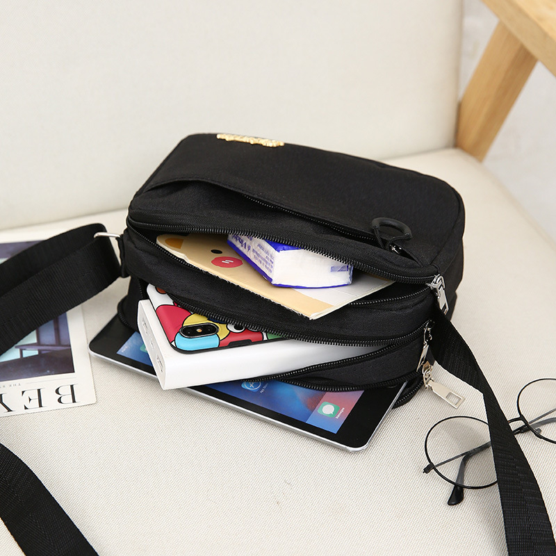 Ženska crossbody torba, kvadratnog oblika, Oxford plat, zatvarač, poliester podstava, jedna naramenica, urbani minimalistički stil
