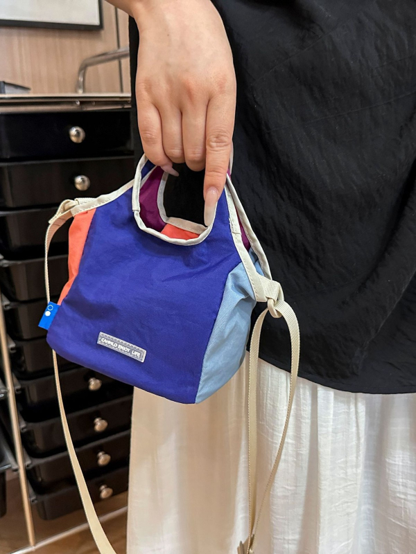 Bucket torba za žene, Oxford tkanina, oblik koša, magnetska kopča, otvoren vanjski džep, jedna naramenica (Materijal: Oxford; Oblik: košara; Zatvaranje: magnetsko; Vanjski džep: otvoren; Remen: jedna)