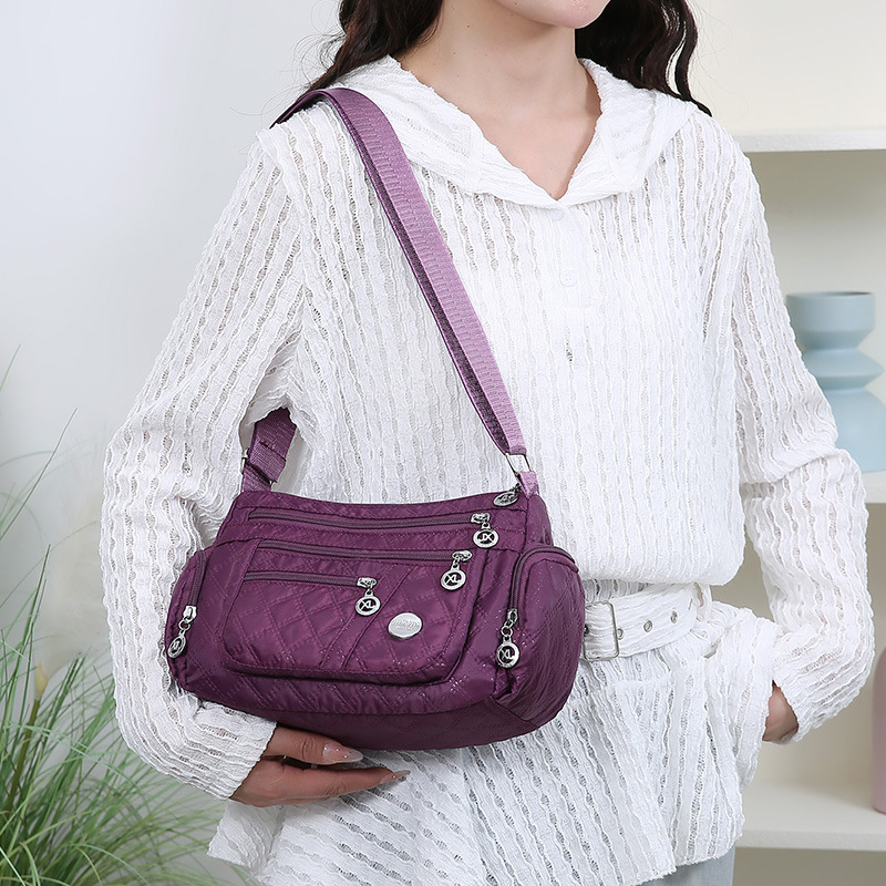Ženska crossbody torba od Oxford materijala, mala kvadratna silueta, zatvaranje na zip, unutarnji džepovi za telefon i ID karticu, svakodnevna upotreba