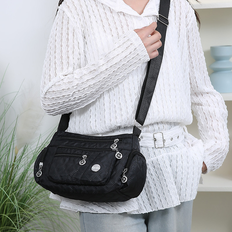 Ženska crossbody torba od Oxford materijala, mala kvadratna silueta, zatvaranje na zip, unutarnji džepovi za telefon i ID karticu, svakodnevna upotreba