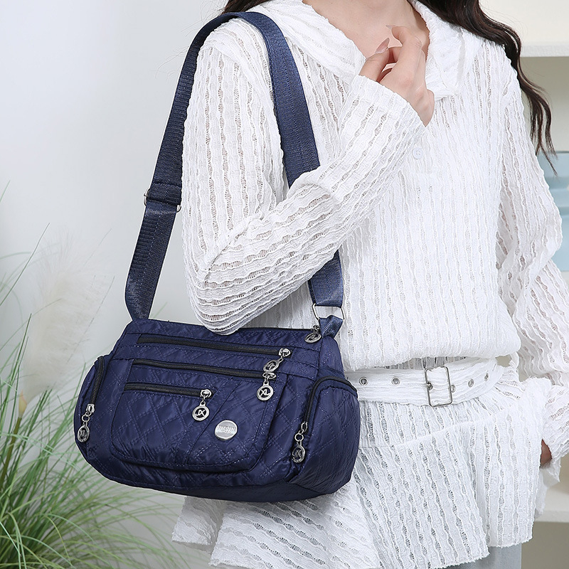 Ženska crossbody torba od Oxford materijala, mala kvadratna silueta, zatvaranje na zip, unutarnji džepovi za telefon i ID karticu, svakodnevna upotreba