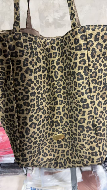 Geantă de femei din material Oxford cu imprimeu leopard — deschidere sus, formă orizontală pătrată, textură moale, buzunar pentru telefon și buzunar intern