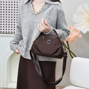 Ženska crossbody torba od najlona, urbani minimalistički stil, ovalni oblik, zatvarač, unutarnja zip kapsa