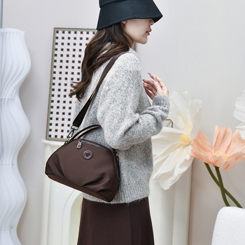 Ženska crossbody torba od najlona, urbani minimalistički stil, ovalni oblik, zatvarač, unutarnja zip kapsa