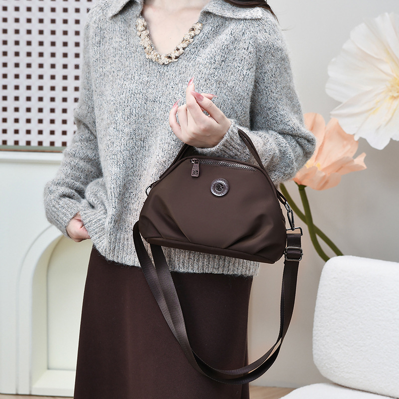 Ženska crossbody torba od najlona, urbani minimalistički stil, ovalni oblik, zatvarač, unutarnja zip kapsa