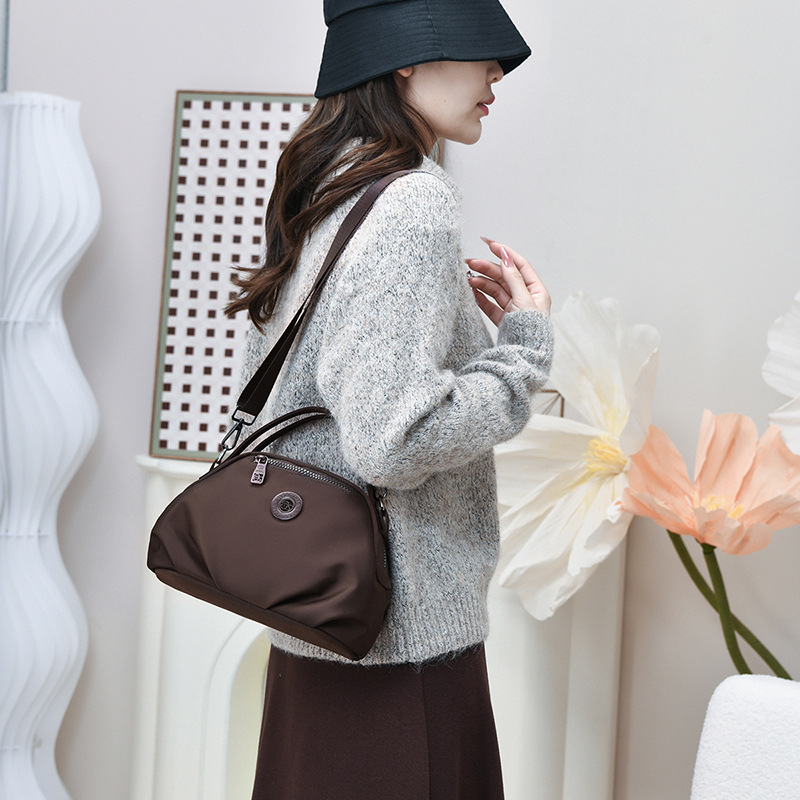 Ženska crossbody torba od najlona, urbani minimalistički stil, ovalni oblik, zatvarač, unutarnja zip kapsa